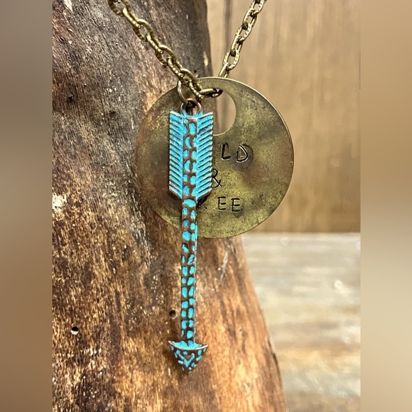 NWOT Wild And Free Round Pendant With Turquoise Arrow Necklace - Picture 1 of 4